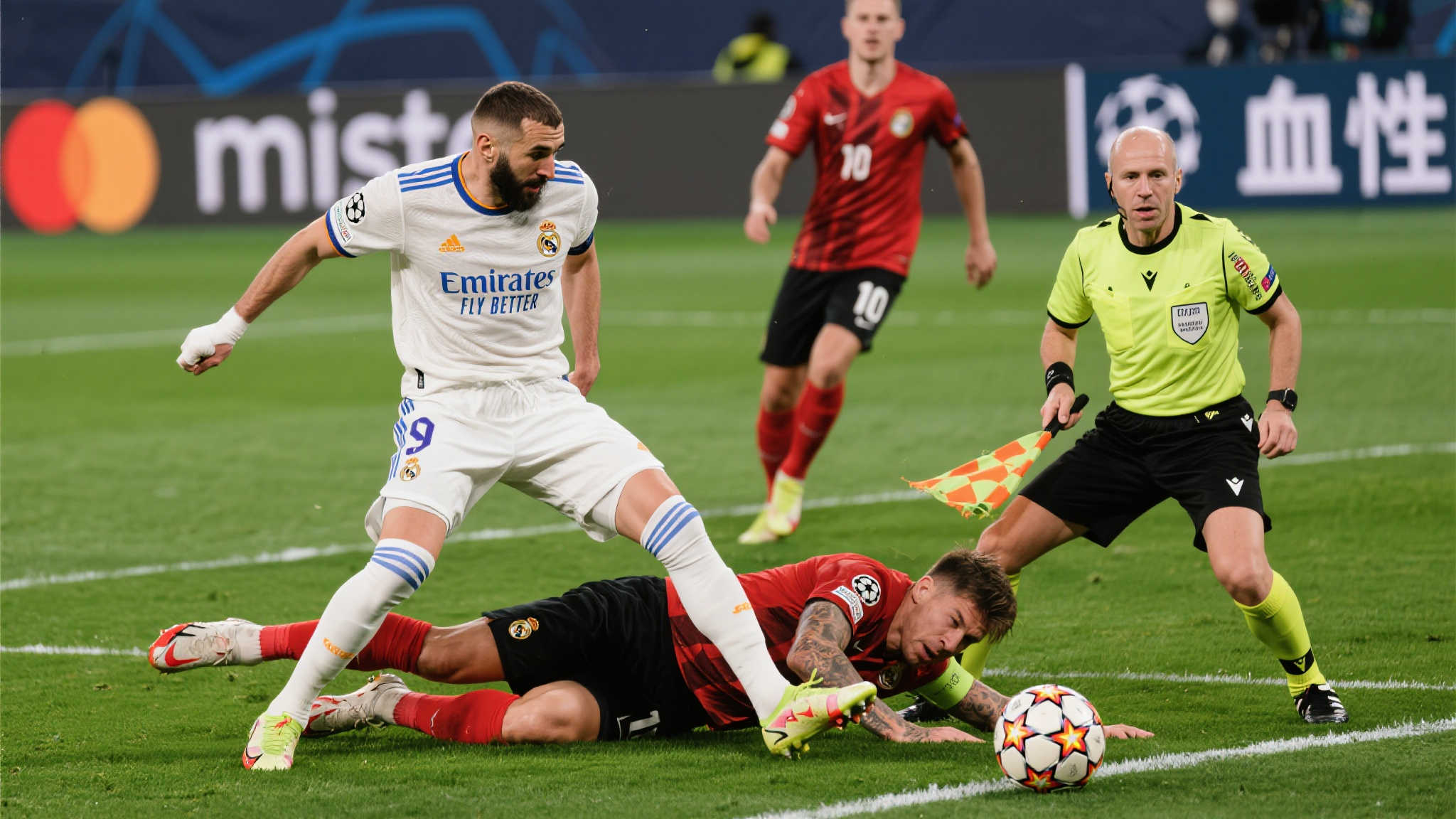 皇马以少打多勇战90分钟,33岁门神力挽狂澜助球队登顶 皇马,这支全球足坛的巨无霸,向来以技战术和明星球员